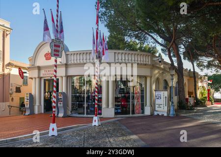 Außenansicht eines Ticketschalters und Souvenirgeschäfts auf dem Palastplatz, mit Flaggen, die den hundertsten Geburtstag von Prinz Rainier III., Monaco Ville, feiern Stockfoto