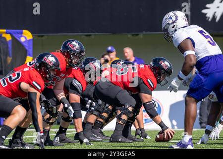 DeKalb, Illinois, USA. 31. August 2024. Logan Zschenitz (#65, Mitte) macht sich beim NCAA 2024 Season Opener für die Northern Illinois University Huskies vs Western Illinois University Leathernecks im Huskie Stadium auf die Beine. Endnote: NIU - 54, WIU - 15 (Credit Image: © Raj Chavda/SOPA images via ZUMA Press Wire) NUR REDAKTIONELLE VERWENDUNG! Nicht für kommerzielle ZWECKE! Stockfoto