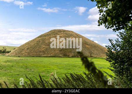 Silbury Hill, in der Nähe von Avebury, Wiltshire, England. Er ist der größte künstliche neolithische Hügel Europas, der um 2.400 v. Chr. durch eine neue Welle von Bechern hergestellt wurde Stockfoto