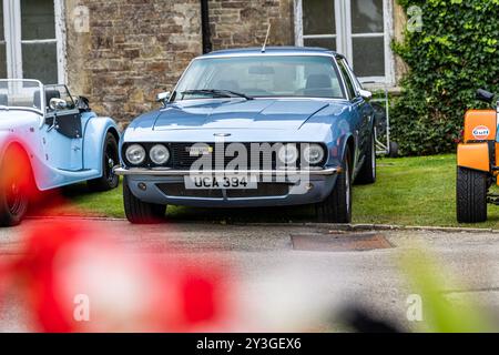 Bristol, Großbritannien, 11. August 2024: Blue Jensen Interceptor Oldtimer auf der Automobilausstellung 2023 Stockfoto