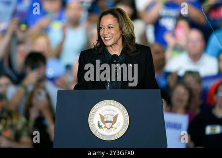 Die für den demokratischen Präsidenten nominierte Vizepräsidentin Kamala Harris spricht während einer Wahlkampfveranstaltung am Freitag, 13. September 2024, Wilkes-Barre, Pa. (AP Photo/Matt Rourke) Stockfoto