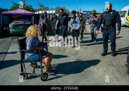 Sacramento, ca. 9. August 2024. Während Betty Edwards, die behindert ist und dreimal in der Woche einer Dialyse unterzogen wird, von ihrem Rollstuhl-Feuerwehrmarschall Jason Lee, Zentrum der Sacramento Fire Department, aus dem Camp Resolution aufblickt, während er den Fortschritt seines Besuchs zwei Wochen zuvor am Freitag, den 9. August 2024, überprüft. Sie hofften, wenn sie die Inspektion bestanden hätten, würde die Stadt Sacramento das Lager nicht räumen. (Kreditbild: © Renée C. Byer/ZUMA Press Wire) NUR REDAKTIONELLE VERWENDUNG! Nicht für kommerzielle ZWECKE! Stockfoto