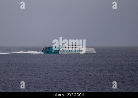 Mallorca, Spanien. September 2024. Eine Balearia-Fähre erreicht die Bucht von Palma de Mallorca auf den Balearen. (Foto: David Canales/SOPA Images/SIPA USA) Credit: SIPA USA/Alamy Live News Stockfoto