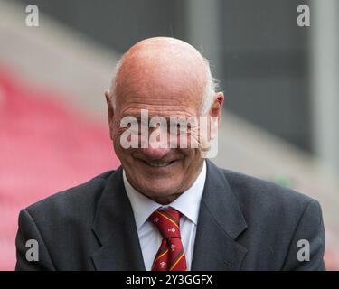 Llanelli, Wales Vereinigtes Königreich 10. September 2024 HRH der Prince of Wales besucht Parc y Scarlets, Heimstadion der Scarlets Rugby Union-Mannschaft bei einem Besuch in Llanelli, Wales Stockfoto