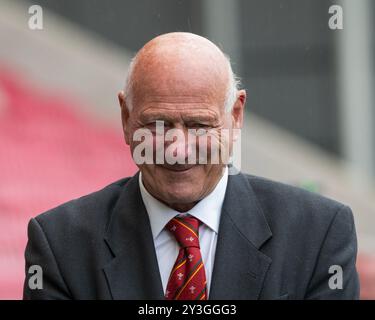 Llanelli, Wales Vereinigtes Königreich 10. September 2024 HRH der Prince of Wales besucht Parc y Scarlets, Heimstadion der Scarlets Rugby Union-Mannschaft bei einem Besuch in Llanelli, Wales Stockfoto