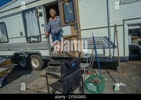 Sacramento, ca. 9. August 2024. Betty Edwards, die drei Tage die Woche zur Dialyse geht, wartet mit ihren beiden Hunden auf Sacramento Fire Marshall Jason Lee, um am Freitag, den 9. August 2024, zu einer Sicherheitsinspektion im Camp Resolution, einem selbstverwalteten Obdachlosen-Lager, zu kommen. Die Bewohner des Lagers hatten zwei Wochen lang geputzt und in der Nacht zuvor nicht geschlafen, in der Hoffnung, dass sie die Inspektion bestehen und ihre Häuser behalten konnten. (Kreditbild: © Renée C. Byer/ZUMA Press Wire) NUR REDAKTIONELLE VERWENDUNG! Nicht für kommerzielle ZWECKE! Stockfoto