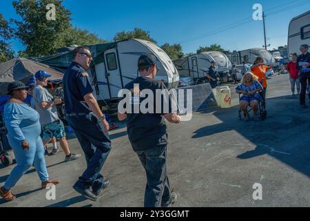 Sacramento, ca. 9. August 2024. Feuerwehrmarschall Jason Lee von der Sacramento Fire Department erzählt Sharon Jones, Mitbegründer von Camp Resolution, einem selbstverwalteten Obdachlosen-Lager, dass er mit den Fortschritten zufrieden sei, die sie seit der Inspektion vor zwei Wochen am Freitag, den 9. August 2024, gemacht haben. „Es ist eine enorme Menge Arbeit, die hier geleistet wird. Die Gegend wurde viel aufgeräumt“, sagte Lee. (Kreditbild: © Renée C. Byer/ZUMA Press Wire) NUR REDAKTIONELLE VERWENDUNG! Nicht für kommerzielle ZWECKE! Stockfoto