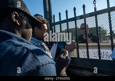 Sacramento, ca. 9. August 2024. Samuel Le, links, Bewohner des Camp Resolution, eines selbstverwalteten Obdachlosen-Lagers, spricht durch ein verschlossenes Sicherheitstor zu Sacramento Fire Marshal Jason Lee, rechts, der dort war, um das Lager am Freitag, den 9. August 2024, erneut zu inspizieren. Lee sagte, er sei da, um zu helfen und den Campern, falls nötig, mehr Zeit zu bieten, wenn sie es brauchten. Obwohl sie die Inspektion bestanden haben, schloss die Stadt Sacramento das Lager. (Kreditbild: © Renée C. Byer/ZUMA Press Wire) NUR REDAKTIONELLE VERWENDUNG! Nicht für kommerzielle ZWECKE! Stockfoto