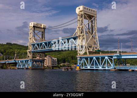 Eine Doppelstockhubbrücke in angehobener Position. Stockfoto
