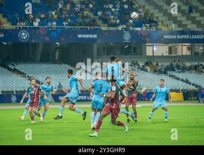 Kalkutta, Indien. September 2024. Mohun Bagan Super Giant und Mumbai City FC starten ihre Indian Super League-Kampagne mit 2-2 Unentschieden im ersten Spiel der ISL Saison 11 (2024:25) im Salt Lake Stadion (Vivekananda Yuva Bharati Krirangan). (Foto von Amlan Biswas/Pacific Press) Credit: Pacific Press Media Production Corp./Alamy Live News Stockfoto