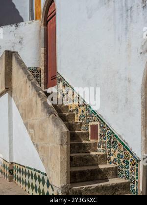 Außentreppe, Palacio Nacional de Sintra, Sintra, Portugal. Stockfoto