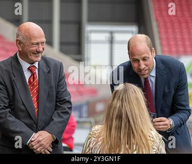 Llanelli, Wales Vereinigtes Königreich 10. September 2024 HRH der Prince of Wales besucht Parc y Scarlets, Heimstadion der Scarlets Rugby Union-Mannschaft bei einem Besuch in Llanelli, Wales Stockfoto