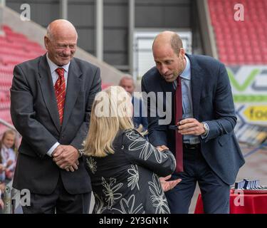 Llanelli, Wales Vereinigtes Königreich 10. September 2024 HRH der Prince of Wales besucht Parc y Scarlets, Heimstadion der Scarlets Rugby Union-Mannschaft bei einem Besuch in Llanelli, Wales Stockfoto