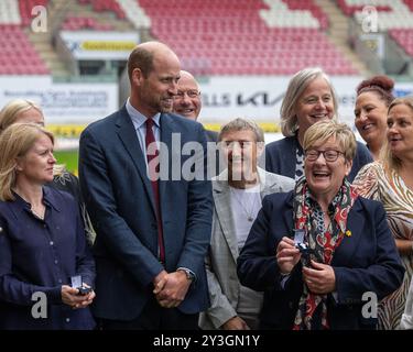 Llanelli, Wales Vereinigtes Königreich 10. September 2024 HRH der Prince of Wales besucht Parc y Scarlets, Heimstadion der Scarlets Rugby Union-Mannschaft bei einem Besuch in Llanelli, Wales Stockfoto