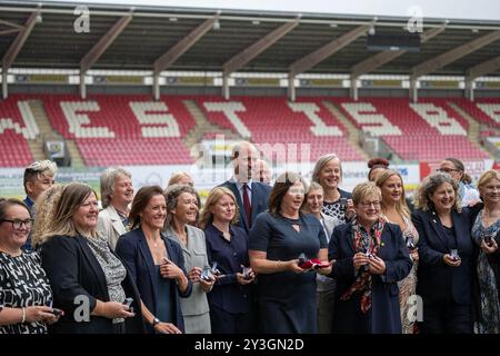 Llanelli, Wales Vereinigtes Königreich 10. September 2024 HRH der Prince of Wales besucht Parc y Scarlets, Heimstadion der Scarlets Rugby Union-Mannschaft bei einem Besuch in Llanelli, Wales Stockfoto