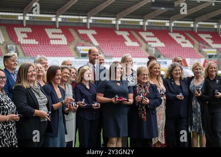 Llanelli, Wales Vereinigtes Königreich 10. September 2024 HRH der Prince of Wales besucht Parc y Scarlets, Heimstadion der Scarlets Rugby Union-Mannschaft bei einem Besuch in Llanelli, Wales Stockfoto