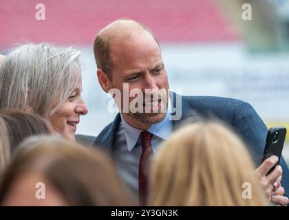 Llanelli, Wales Vereinigtes Königreich 10. September 2024 HRH der Prince of Wales besucht Parc y Scarlets, Heimstadion der Scarlets Rugby Union-Mannschaft bei einem Besuch in Llanelli, Wales Stockfoto