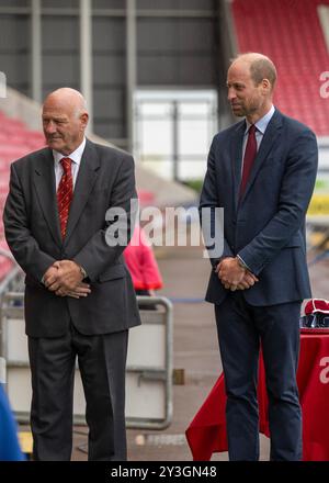 Llanelli, Wales Vereinigtes Königreich 10. September 2024 HRH der Prince of Wales besucht Parc y Scarlets, Heimstadion der Scarlets Rugby Union-Mannschaft bei einem Besuch in Llanelli, Wales Stockfoto