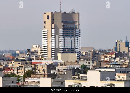 Bukarest, Rumänien. 13. September 2024: Das Grand Hotel Bukarest, ehemaliges InterContinental, von der hohen Aussichtsplattform der ehemaligen Aussichtsplattform aus gesehen Stockfoto