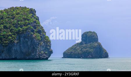 Stürmisches Wetter über felsigen Inseln im Mu Ko Ang Thong Nationalpark, Thailand Stockfoto