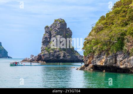 Leute, die das Vergnügungsboot verlassen und zu Fuß zur Insel auf dem Pier in Mu Ko Ang Thong, Thailand, gehen Stockfoto