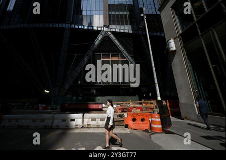 USA. September 2024. Eine Frau läuft an der Baustelle für die neue JPMorgan Chase & Co. Vorbei. Park Avenue Firmengebäude, New York, NY, 13. September 2024. JPMorgan und die Bank of America kündigten an, dass sie die Stunden für Junior-Banker auf 80 Stunden pro Woche begrenzen würden, nachdem eine Untersuchung des Wall Street Journal über die "gefährliche Kultur der Überarbeit" an der Wall Street berichtete. (Foto: Anthony Behar/SIPA USA) Credit: SIPA USA/Alamy Live News Stockfoto