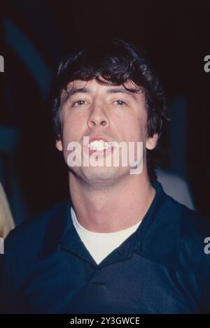 Dave Grohl von der Rockband Foo Fighters nimmt am 28. März 1998 an der „versus“ von Donatella Versace Fashion Show im Roseland Ballroom in New York Teil. Foto: Henry McGee/MediaPunch Stockfoto