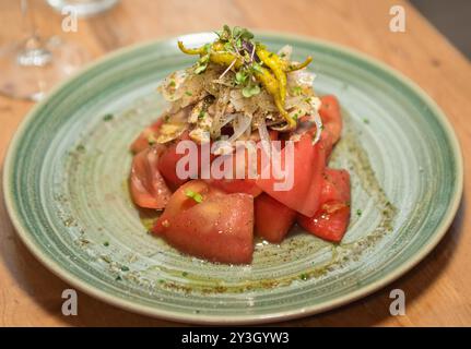 Gourmet-Thunfischbauch und Garten-Tomaten-Salat Stockfoto
