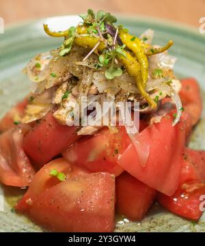 Gourmet-Thunfischbauch und Garten-Tomaten-Salat Stockfoto