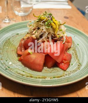 Gourmet-Thunfischbauch und Garten-Tomaten-Salat Stockfoto