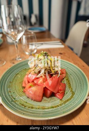 Gourmet-Thunfischbauch und Garten-Tomaten-Salat Stockfoto