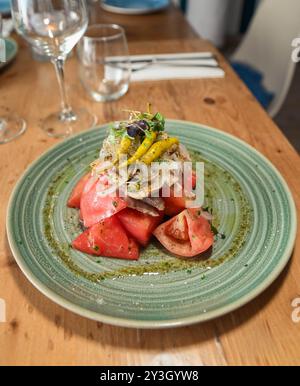 Gourmet-Thunfischbauch und Garten-Tomaten-Salat Stockfoto