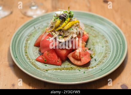Gourmet-Thunfischbauch und Garten-Tomaten-Salat Stockfoto
