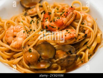 Ein Teller Spaghetti mit Meeresfrüchten und Tomatensauce Stockfoto