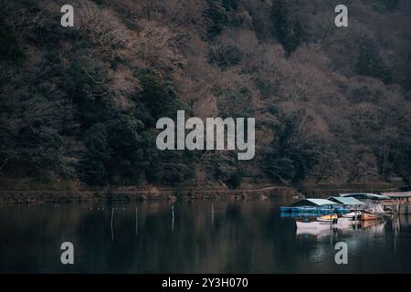 Boote auf dem Katsura Fluss in der Abenddämmerung | Arashiyama, Kyoto, Japan 2023 Stockfoto