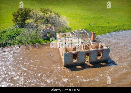 Blick aus der Vogelperspektive auf die historischen Ruinen des Gehöfts Cairn Curran Reservior in Central Victoria, Australien Stockfoto