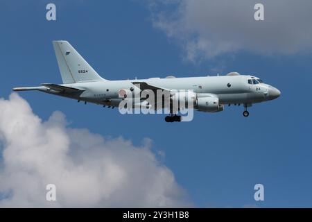 Ein Kawasaki P1 Maritime Patrouillenflugzeug mit der japanischen Maritime Self Defence Force (JMSDF), das in der Nähe der NAF Atsugi flog. Kanagawa, Japan. Stockfoto