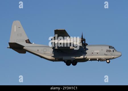 Lockheed Martin KC130J Hercules Tanker mit der US Marine Corps Aerial Refueler Transport Squadron 153 (VMGR153) flog in der Nähe der NAF Atsugi Base. Stockfoto