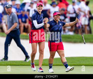 Gainesville, Virginia, USA. September 2024. NELLY KORDA und MEGAN KHANG feiern den Sieg ihres Vierball-Spiels am ersten Tag des Solheim Cup 2024. (Kreditbild: © Robert Blakley/ZUMA Press Wire) NUR REDAKTIONELLE VERWENDUNG! Nicht für kommerzielle ZWECKE! Stockfoto