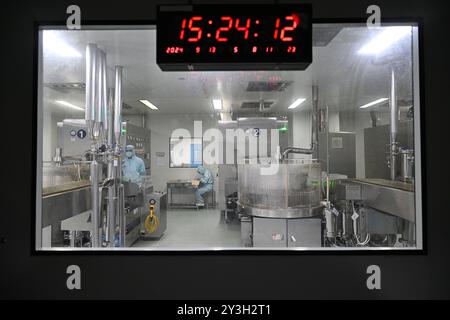 SUQIAN, CHINA - 13. SEPTEMBER 2024 - Ein Arbeiter produziert Diclofenac-Natriuminjektion bei einem Pharmaunternehmen in Suqian, Provinz Jiangsu, China, September Stockfoto