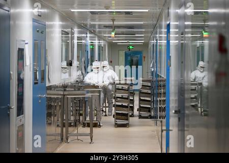 SUQIAN, CHINA - 13. SEPTEMBER 2024 - Ein Arbeiter produziert Diclofenac-Natriuminjektion bei einem Pharmaunternehmen in Suqian, Provinz Jiangsu, China, September Stockfoto