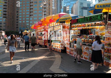 New York, Usa. September 2024. An einem Eingang zum Central Park am Columbus Circle in Manhattan, New York City, gibt es Lebensmittelhändler. Quelle: SOPA Images Limited/Alamy Live News Stockfoto