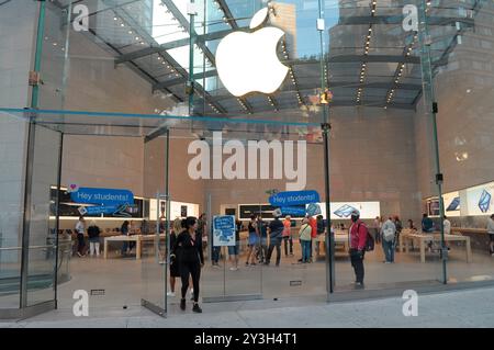 New York, Usa. September 2024. Eine Person verlässt einen Apple Store in der Upper West Side in Manhattan, New York City. Quelle: SOPA Images Limited/Alamy Live News Stockfoto