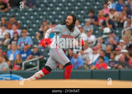 Minneapolis, Minnesota, USA. September 2024. Cincinnati Reds zweiter Baseman JONATHAN INDIA (6) feiert eine Single im ersten Inning während eines MLB-Baseballspiels zwischen den Minnesota Twins und den Cincinnati Reds im Target Field. Die Roten gewannen mit 8:4. (Kreditbild: © Steven Garcia/ZUMA Press Wire) NUR REDAKTIONELLE VERWENDUNG! Nicht für kommerzielle ZWECKE! Stockfoto