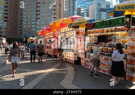 New York, Usa. September 2024. An einem Eingang zum Central Park am Columbus Circle in Manhattan, New York City, gibt es Lebensmittelhändler. (Foto: Jimin Kim/SOPA Images/SIPA USA) Credit: SIPA USA/Alamy Live News Stockfoto