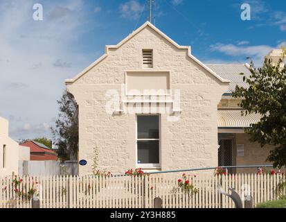 Außenansicht des cremefarbenen Hauses mit Pflückzaun an der Ocean Street in Victor Harbor, South Australia, Australien. Stockfoto