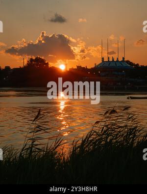 Sonnenuntergang über dem See im Flushing Meadows Corona Park, Queens, New York Stockfoto