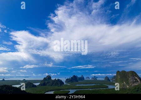 Luftaufnahme Drohne Aufnahme von Sametnangshe Landschaftsansicht in Phang-nga Thailand schönes Meer erstaunliche Landschaft Naturblick Stockfoto