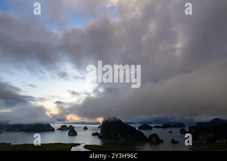 Luftaufnahme Drohne Aufnahme von Sametnangshe Landschaftsansicht in Phang-nga Thailand schönes Meer erstaunliche Landschaft Naturblick Stockfoto