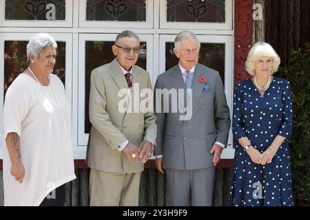 Prinz Charles, Prinz von Wales und Camilla, Herzogin von Cornwall, werden mit dem maori-König Kiingi Tuheitia und seiner Frau Atawhai in Turangawaewae Marae, Hamilton, Neuseeland, am Sonntag, 08. November, fotografiert. 2015. Stockfoto